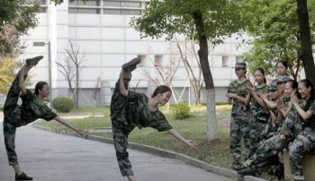 女生軍訓(xùn)時褲子開檔,定做服裝質(zhì)量為何這么水？